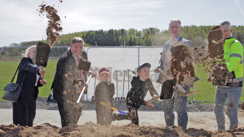 Första spadtag Kungälv Arena med barn.jpg