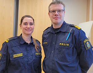 Kommunpolis Linda och lokalpolischef Fredrik webb.jpg